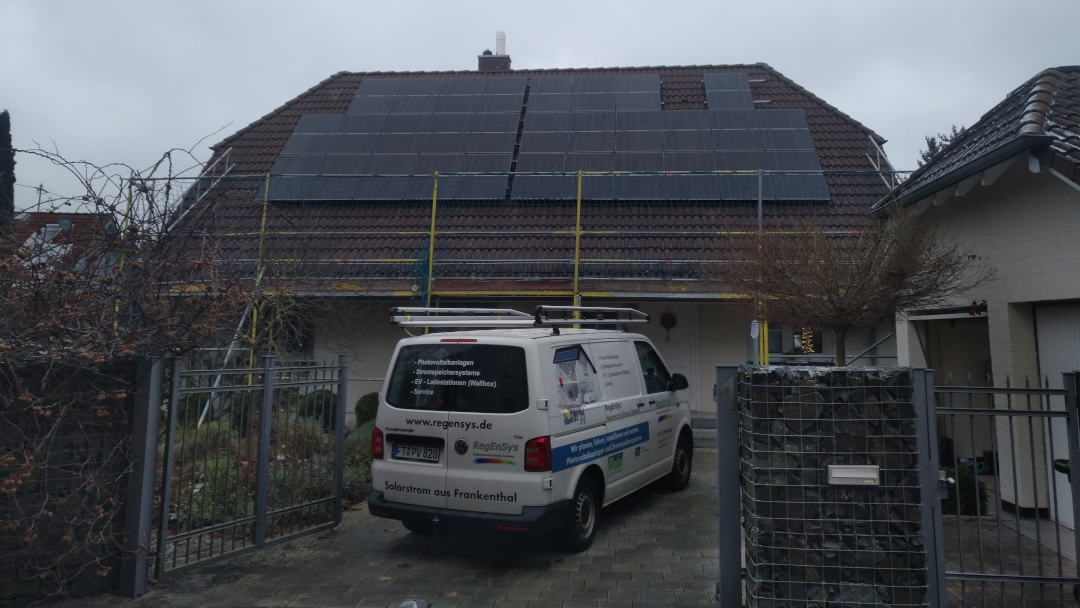 11,4 kWp Photovoltaikanlage mit Meyer Burger Modulen, STP 10.0 SE und 16,6 kwh Speichersystem von BYD.