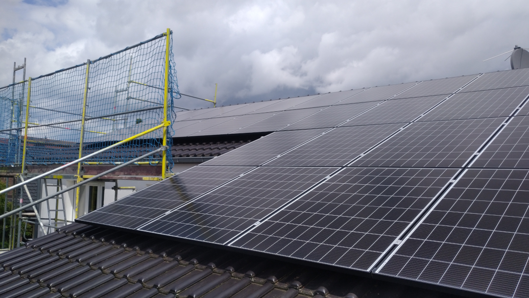 16 kWp Photovoltaikanlage in Mutterstadt mit Modulen von Heckert Solar, Wechselrichtern von SMA
Solar, Speichersystem von BYD und automatischer Backup -Umschaltung.
